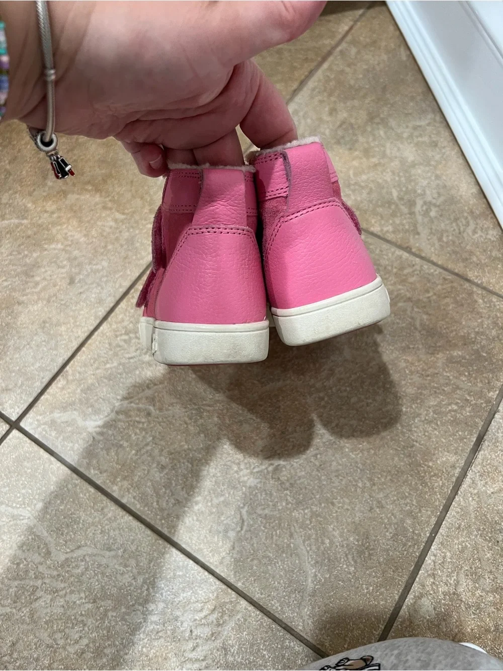 UGG easy off